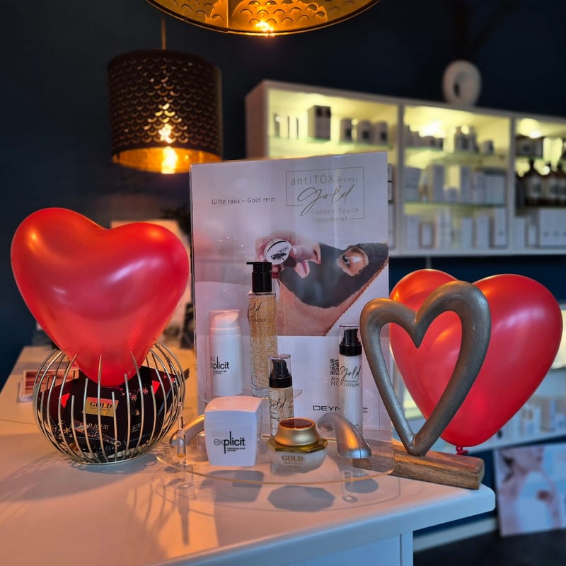 Liebevoll dekorierte Geschenksets bei NAKO Natural Kosmetik Strausberg