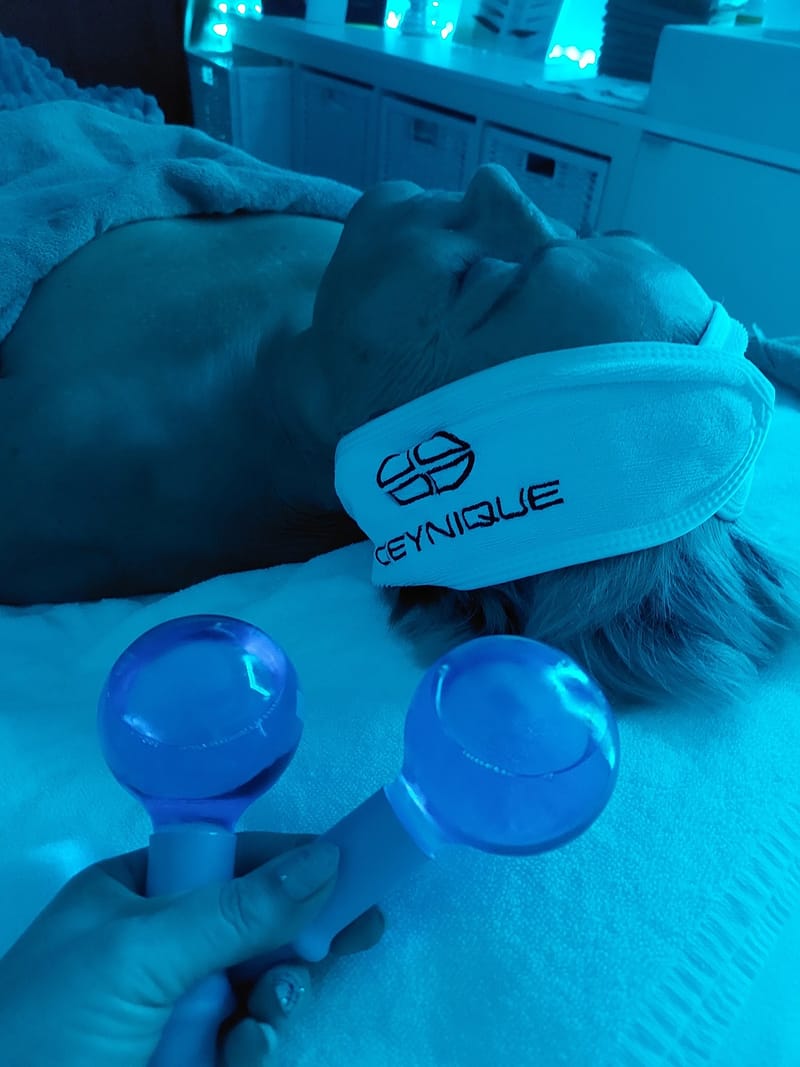 Kühlende Anwendung mit Ice Globes bei einer Gesichtsbehandlung