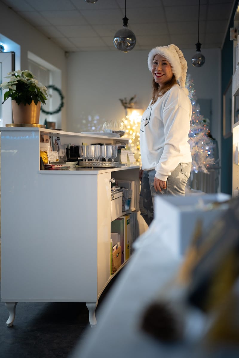 Stefanie Ernst im Behandlungskittel im NAKO Institut in Strausberg