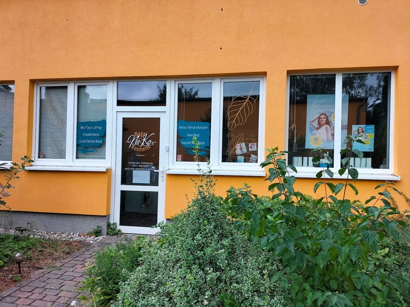 Außenansicht: NAKO Natural Kosmetik in der Sportwelt Strausberg, orangefarbene Fassade