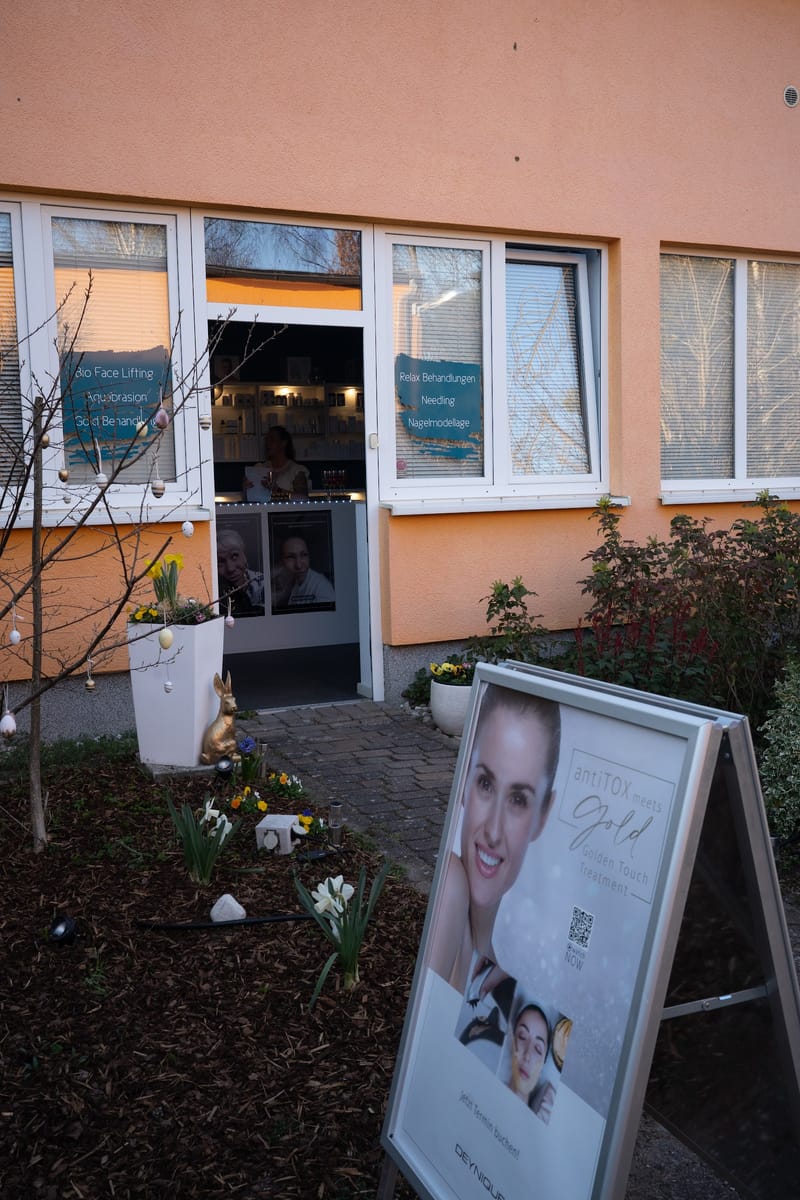 Eingang von NAKO Natural Kosmetik in der Sportwelt Strausberg