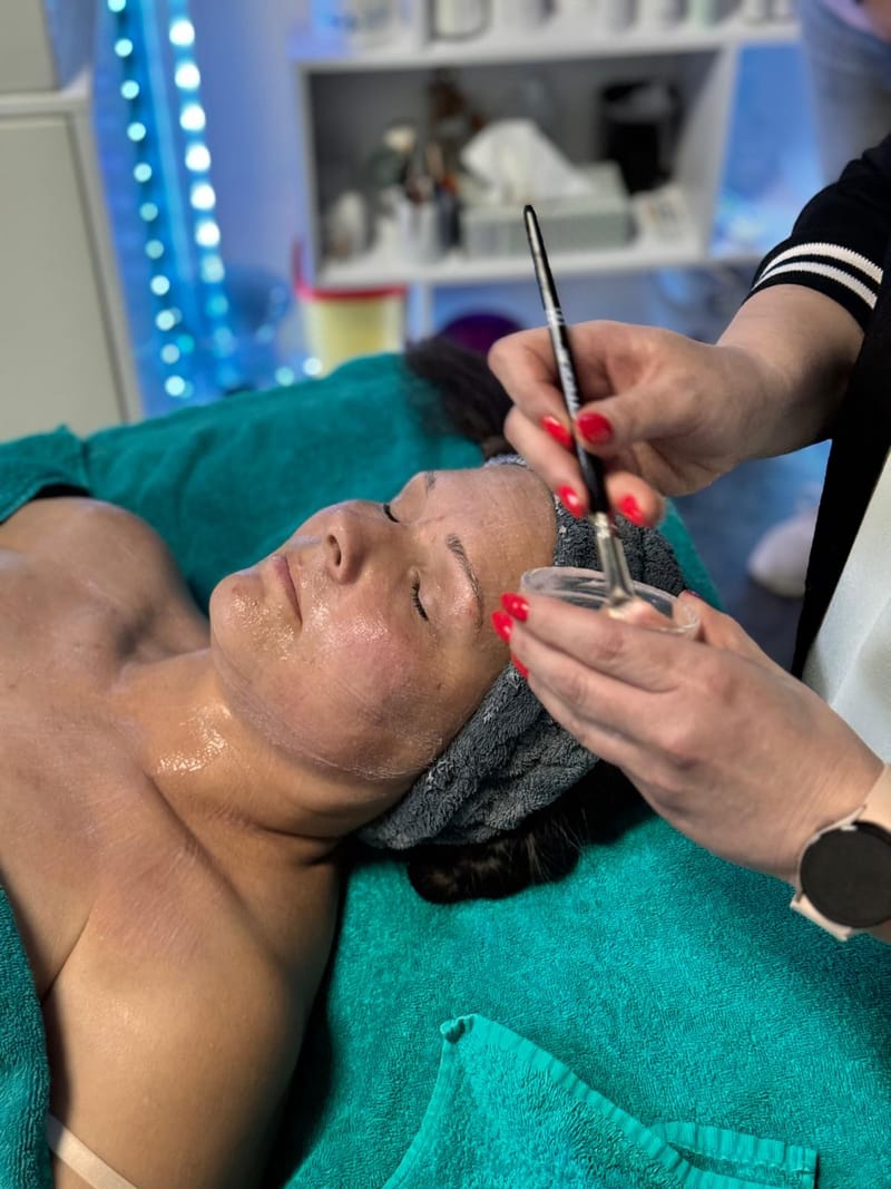 Wimpern- und Brauenbehandlung mit Pinzette im NAKO Institut Strausberg