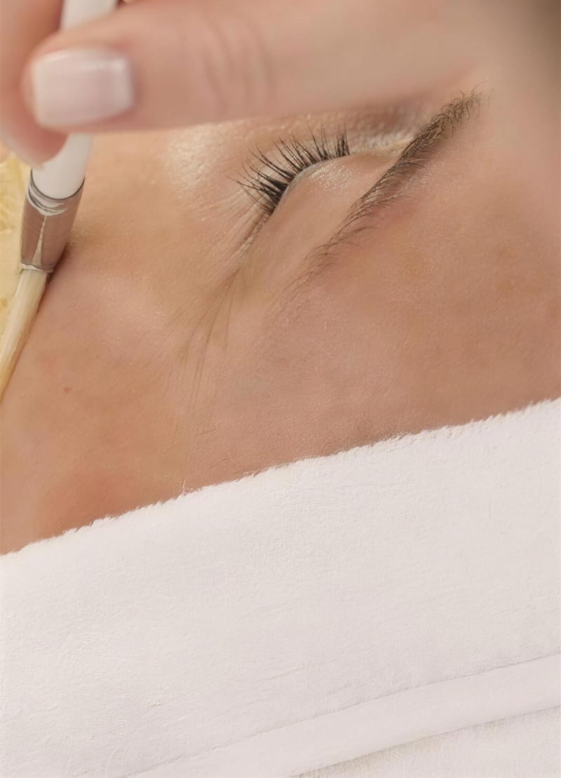 Nahaufnahme der Augenpartie bei einer Wimpernbehandlung im NAKO Institut